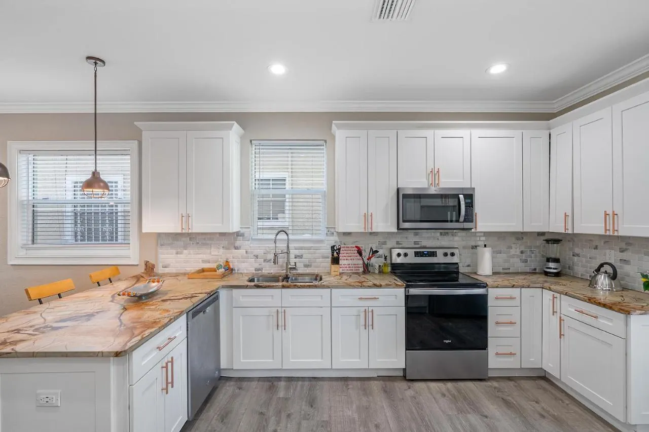 Casa de Férias Cozy And Spacious 4Br House With Pool In Tampa