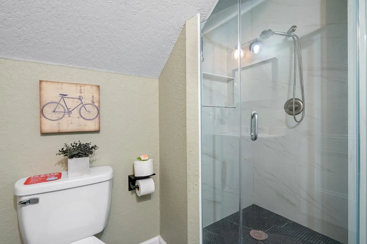 Casa de Férias Cozy And Spacious 4Br House With Pool In Tampa