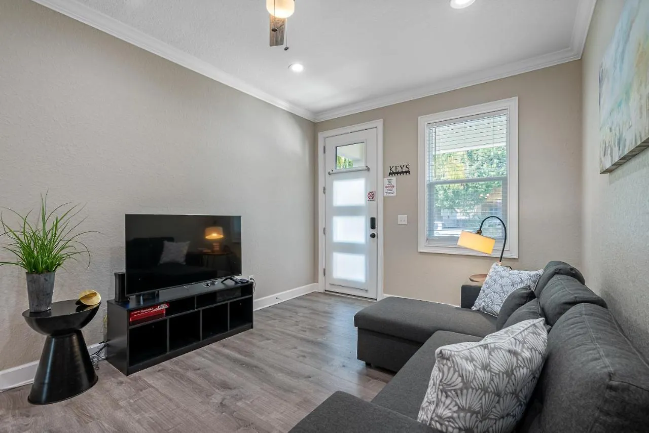 Casa de Férias Cozy And Spacious 4Br House With Pool In Tampa