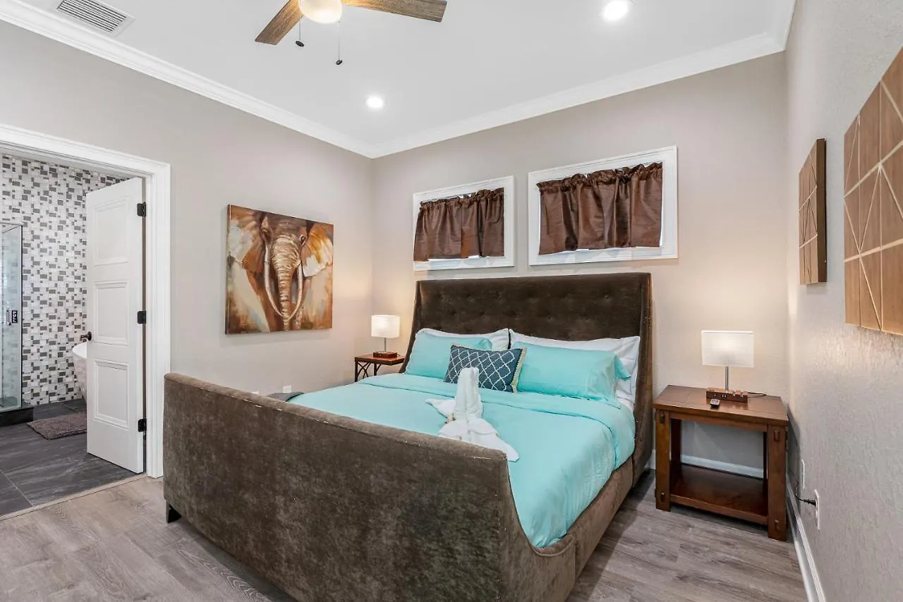Casa de Férias Cozy And Spacious 4Br House With Pool In Tampa