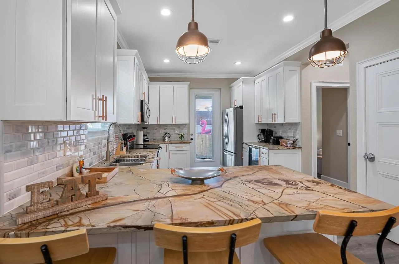 Cozy And Spacious 4Br House With Pool In Tampa 0*,  United States